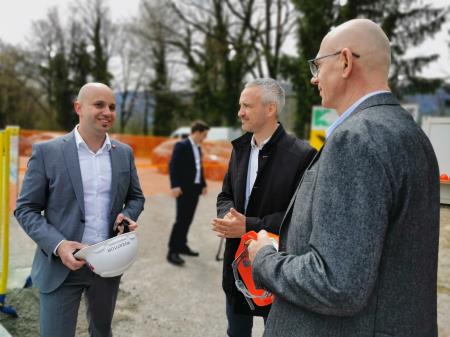 Prva lopata za ureditev glavne ceste G2-106 odsek Žlebič- Kočevje skozi naselji Grič in Breg